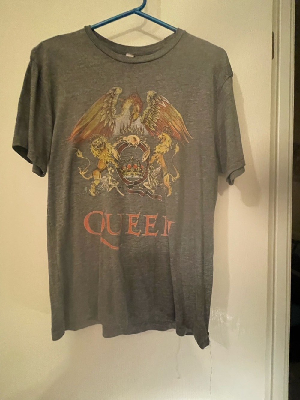Queen Gray Graphic Short Sleeve Tee with Vintage Crest